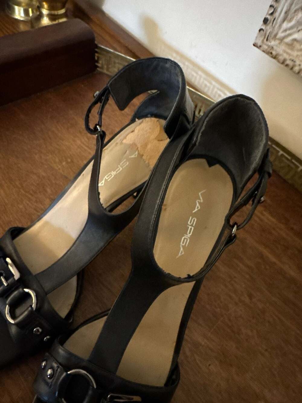 Via Spiga Black Leather T-Strap Heeled Sandals with Buckle Detail - Picture 9 of 11